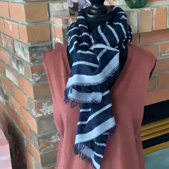 Scarf/wrap O/S - Picture 1 of 4